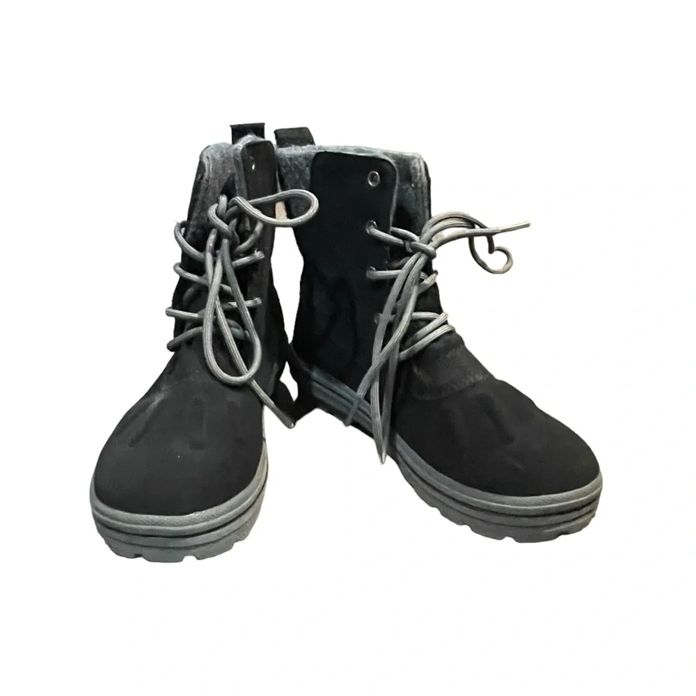 Rugged Outback Black with Gray Lace up boots‎